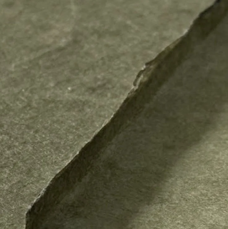カーキ色の布地または紙のような素材のクローズアップ画像