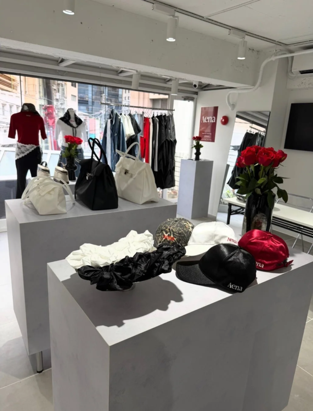 Aena 展示商品のバッグと帽子