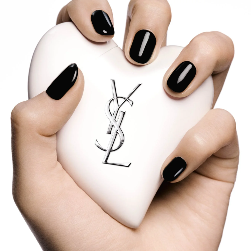 手がYSL BEAUTYのハート型マルチクリーム「ケアクラッシュ セラムクリーム」を持つ
