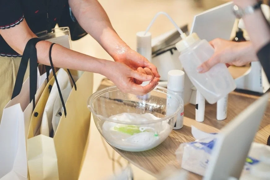 製品を体験する参加者