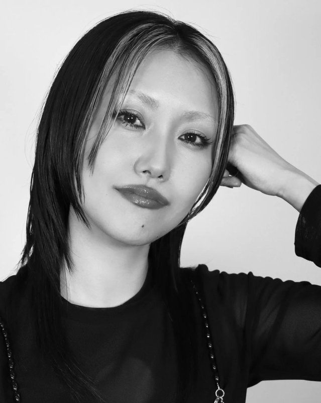 白黒女性ポートレート