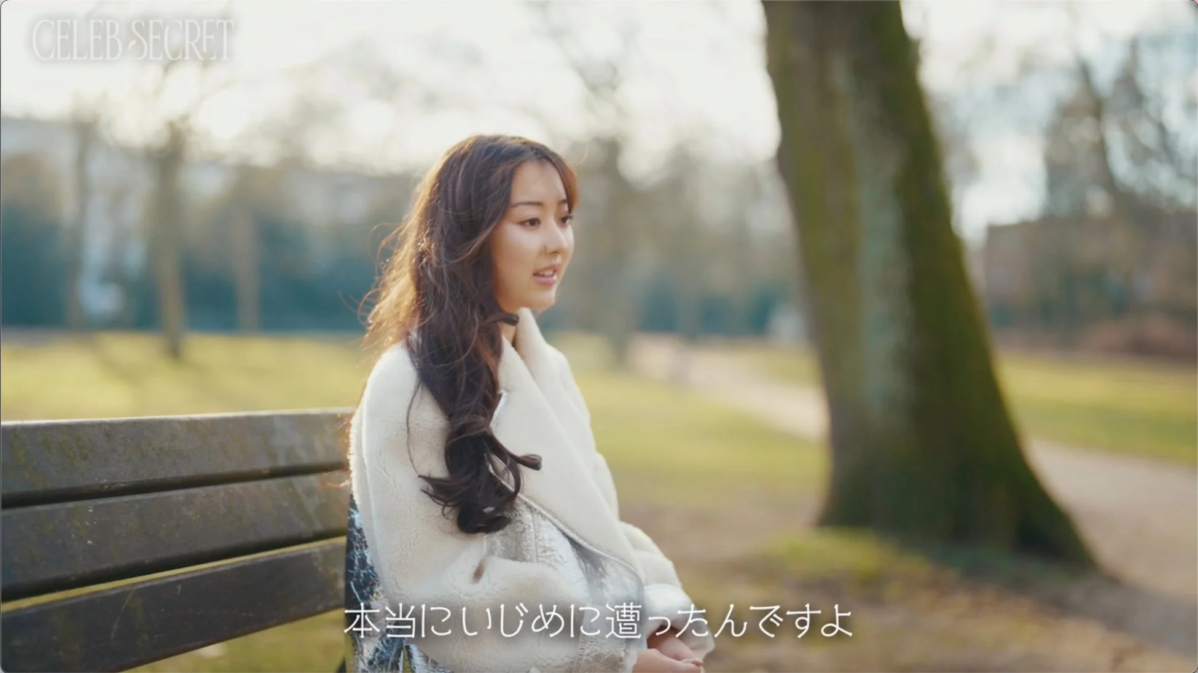 公園のベンチで真剣な表情で話すLaraさん