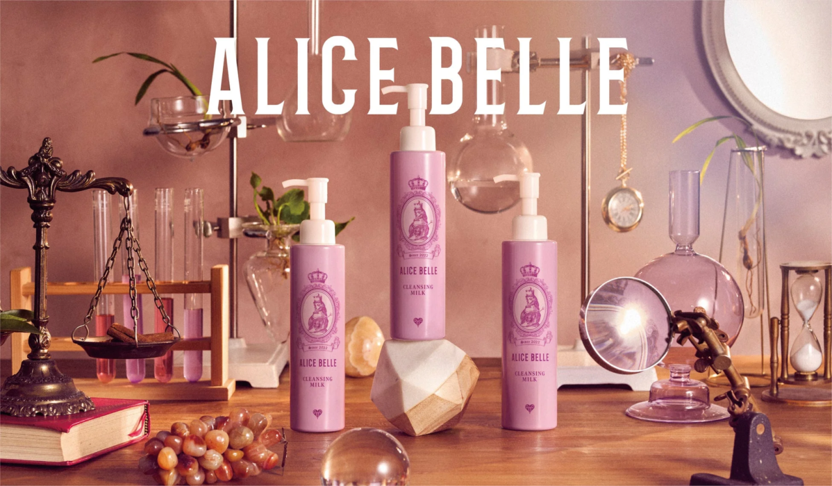 アンティークな実験器具に囲まれたALICE BELLEクレンジングミルク