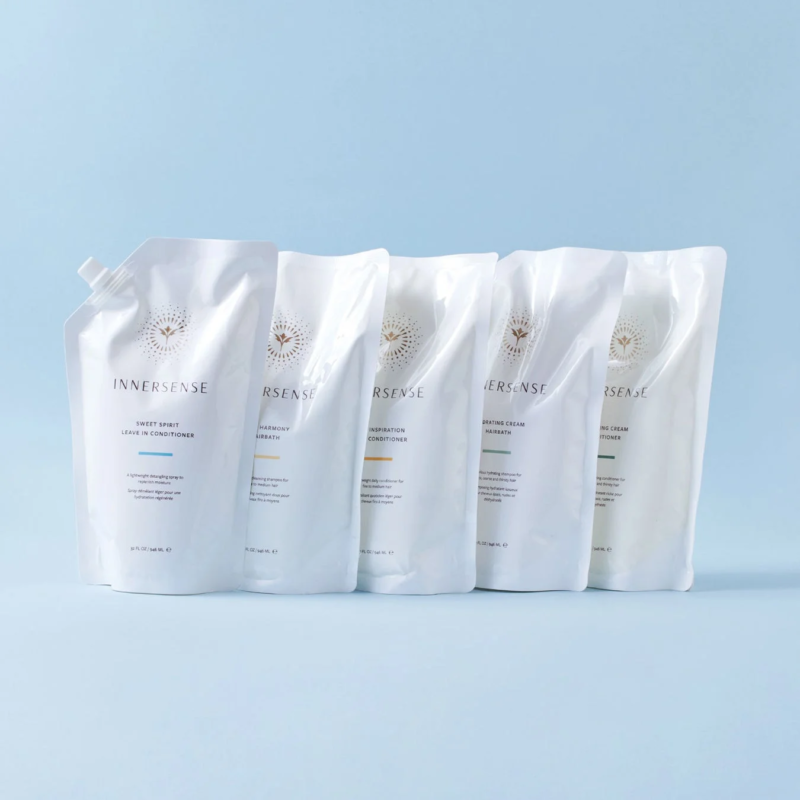 INNERSENSEのヘアケア製品の詰め替え用パウチが5種類、水色の背景に並べられています。シャンプーとコンディショナーがあり、髪質や用途に応じたラインナップが示されています。