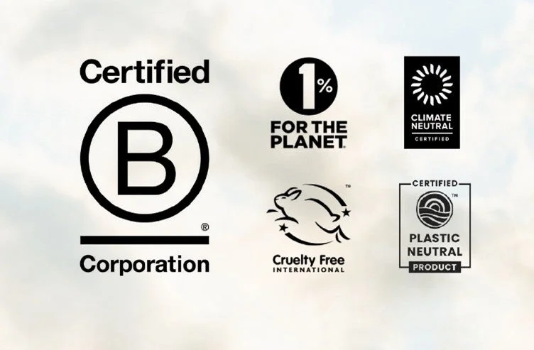 この画像は、Bコープ、1% For The Planet、クライメートニュートラル、クルエルティフリー、プラスチックニュートラルといった、環境保護や社会貢献に関する複数の認証マークをまとめて示しています。企業のサステナビリティへの取り組みをアピールする際に用いられるロゴ群です。