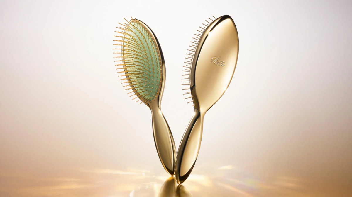 金色のReFaヘアブラシ2本が上品に並べられている
