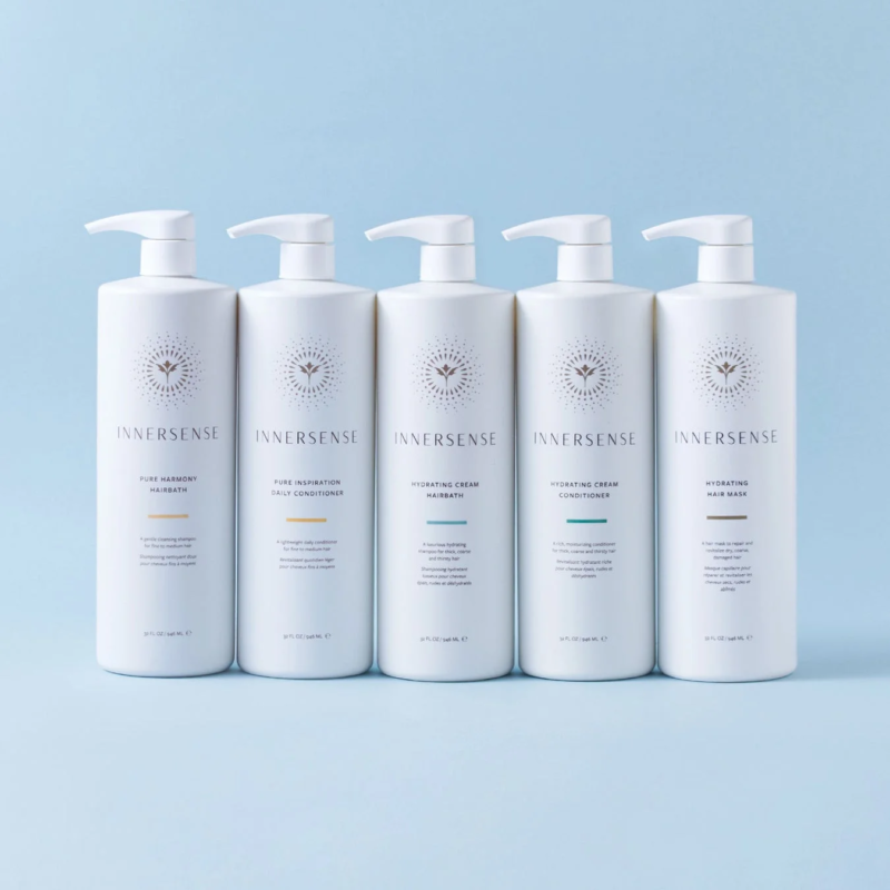 「INNERSENSE」ブランドのシャンプー、コンディショナー、ヘアマスクなど5種類のヘアケア製品が、白いボトルで整然と並べられた写真です。