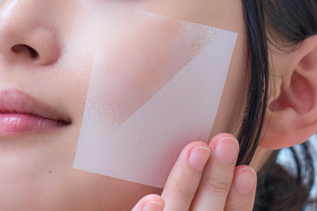 女性の顔にシートが貼られている様子