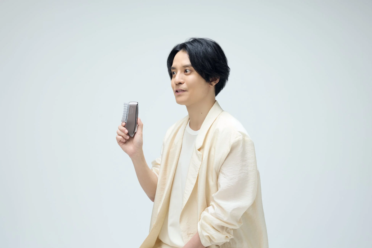渋谷すばるさんがスカルプ電気ブラシを持つ