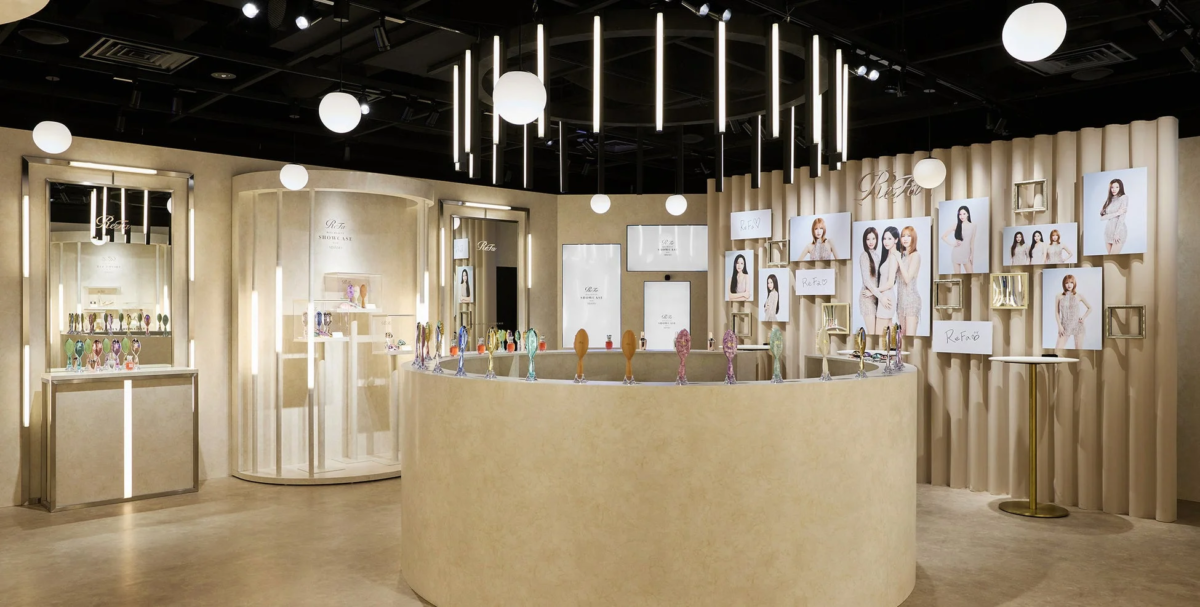 ReFa GINZAのショールームに展示された様々なヘアブラシと女性モデルのポスター