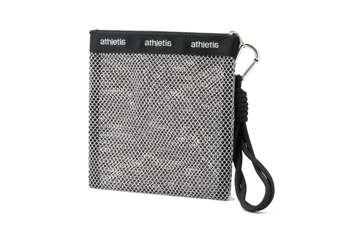 athletiaのロゴが入った黒い再生メッシュスクエアポーチ
