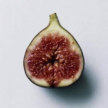 半分にカットされたイチジク