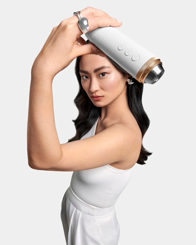 美容機器を使用する女性