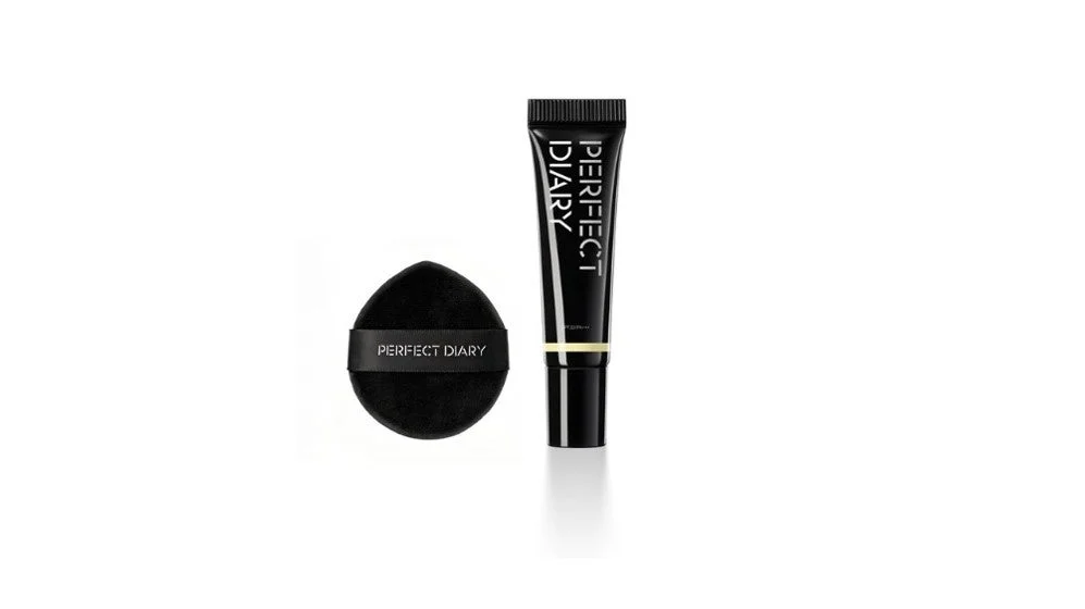 PERFECT DIARYのロゴが入った黒いメイクアップスポンジと、同ブランドの黒いチューブ型化粧品