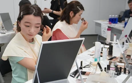 メイクアップレッスンに参加している女性たち