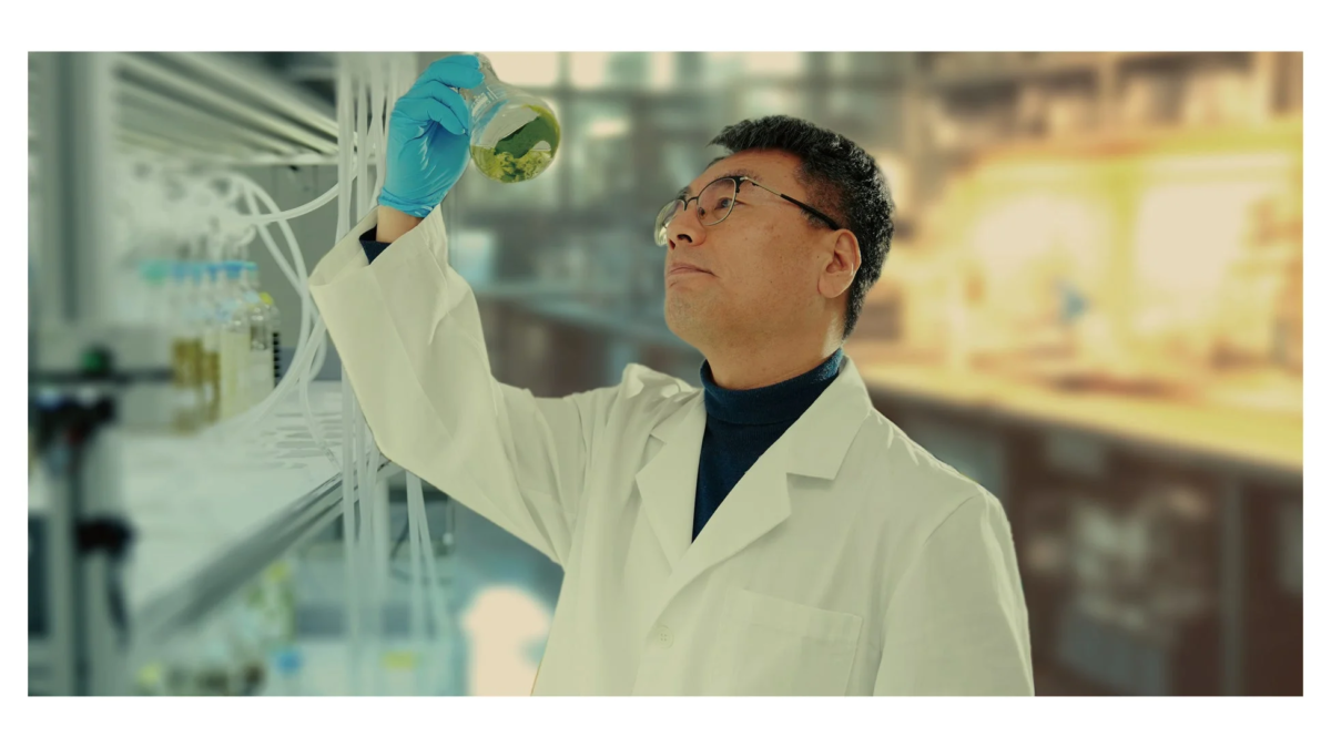 フラスコを観察する科学者