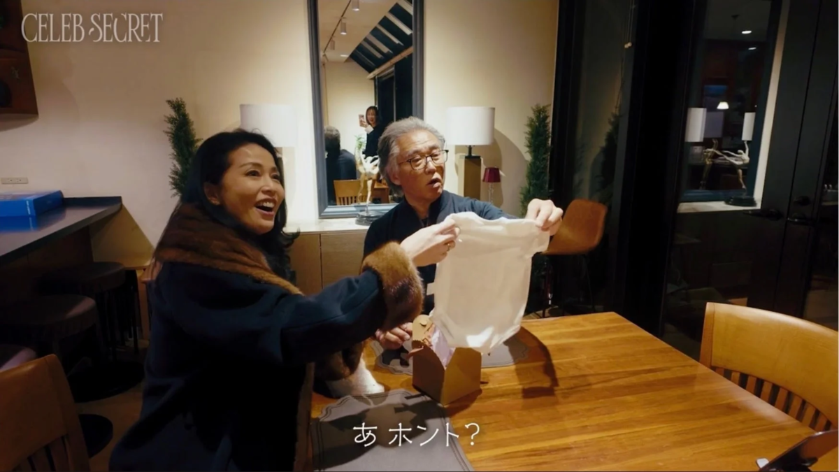 ベビー服で妊娠を報告する藤井サチ