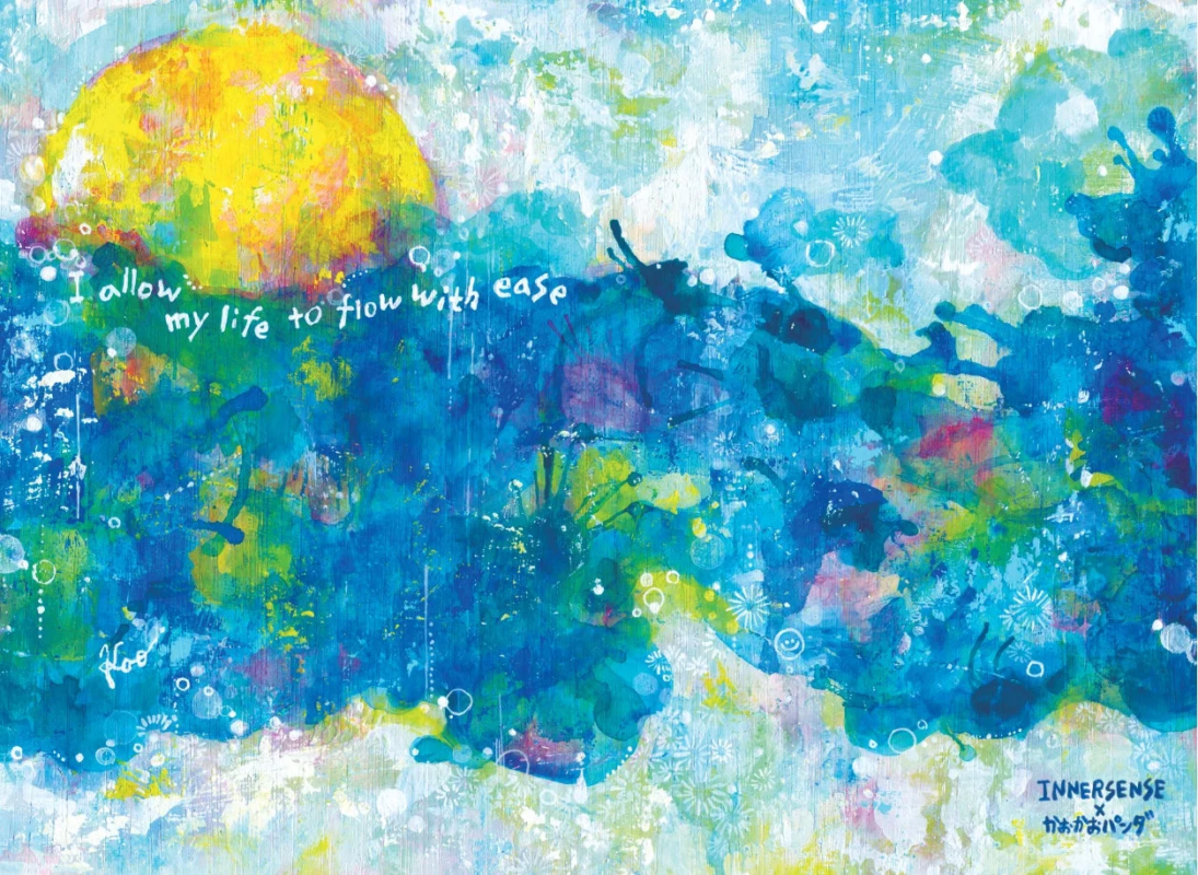 水と光を思わせる鮮やかな青、黄、緑の色合いで描かれた抽象的な絵画です。中央には「I allow my life to flow with ease」というポジティブなメッセージが書かれており、下部にはアーティスト名が記載されています。