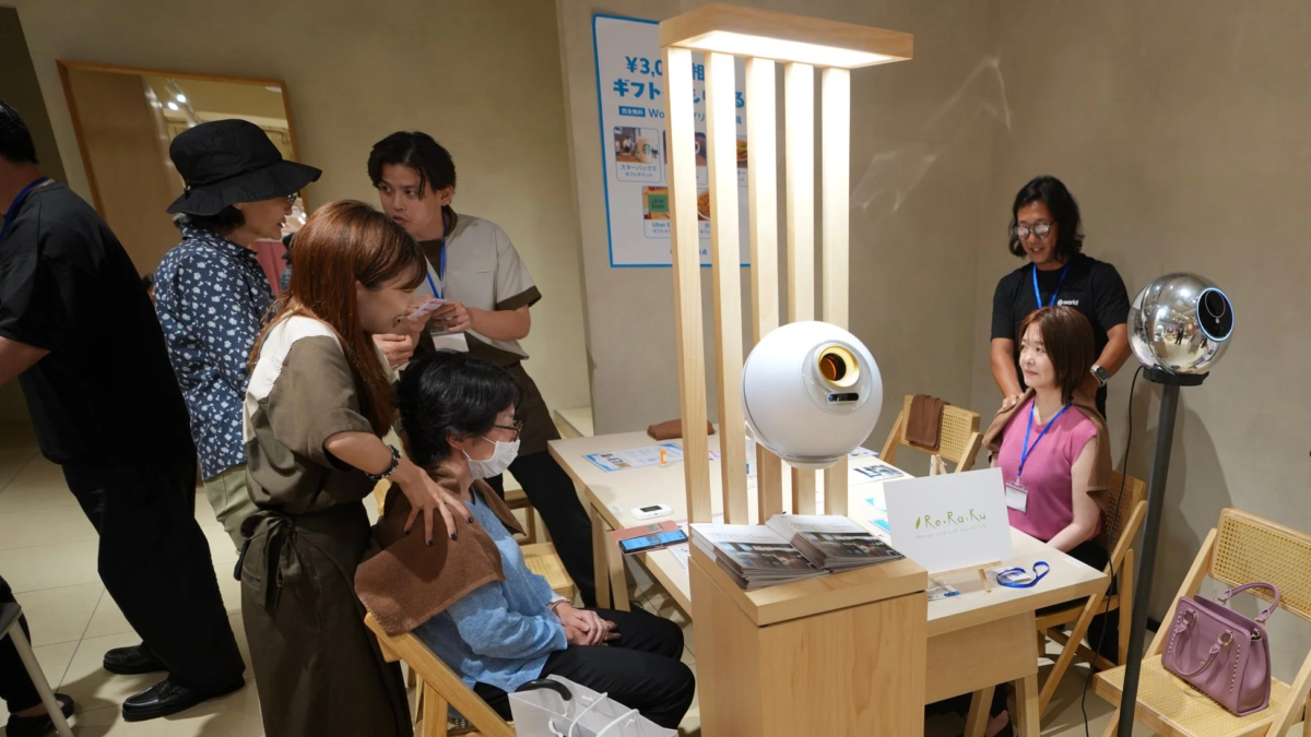Re.Ra.Kuのブースでサービスを受ける来場者