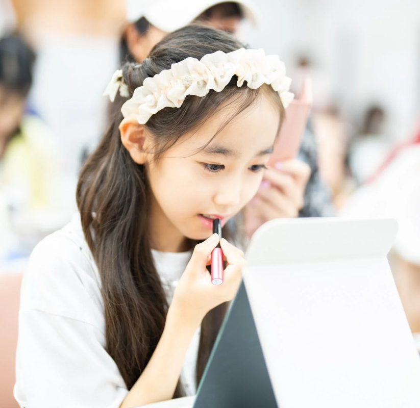 リップを塗る少女