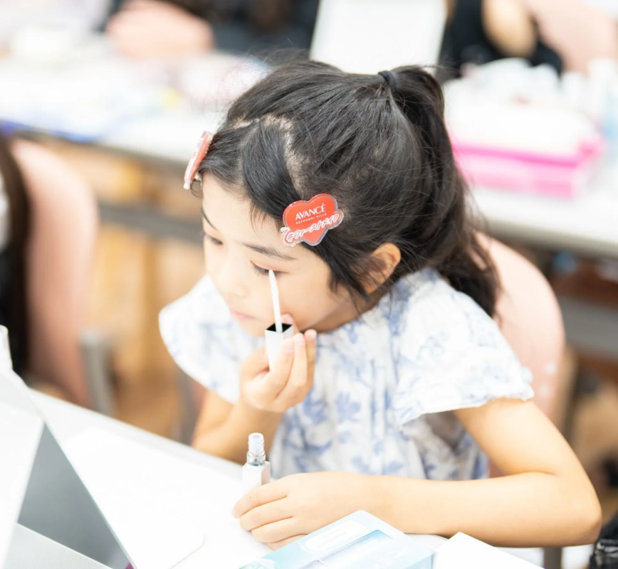 まつ毛美容液を塗る少女