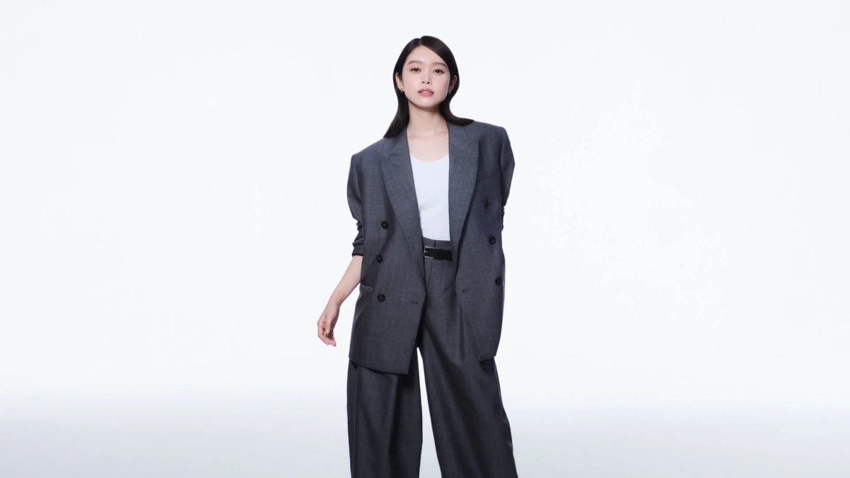 スーツ姿の髙石あかりさん