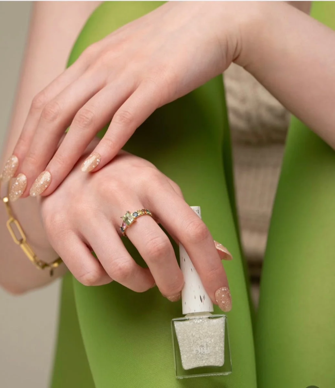 oui nails グリッターネイル