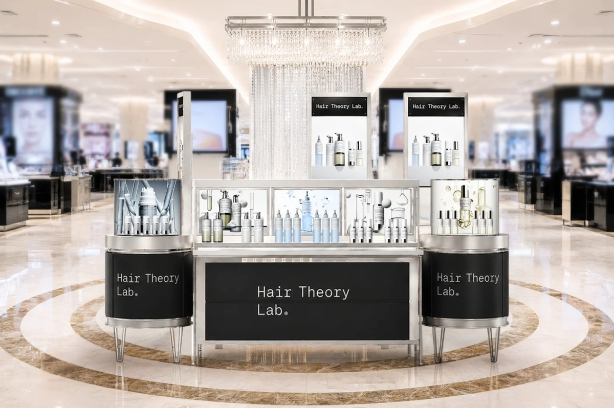 Hair Theory Lab.の製品が並ぶデパート内の店舗ディスプレイ