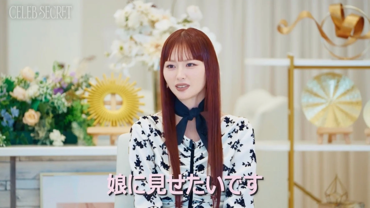 Laraの生き様に感嘆する鈴木えみ(C)AbemaTV,Inc.