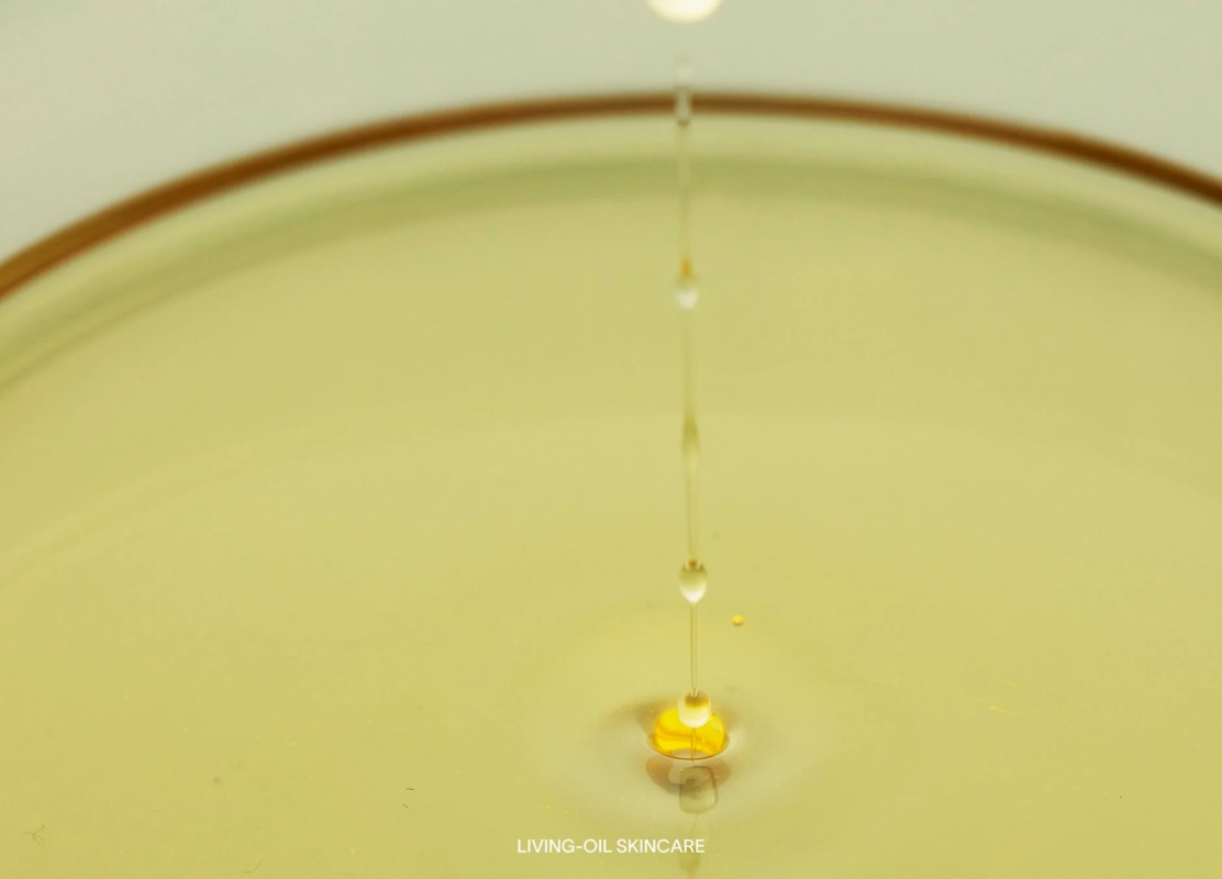 黄色い液体が滴り落ちる様子