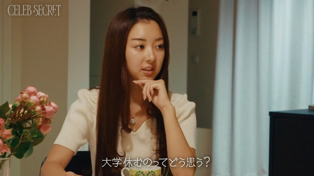 大学を休むことについて母親に相談するLaraさん