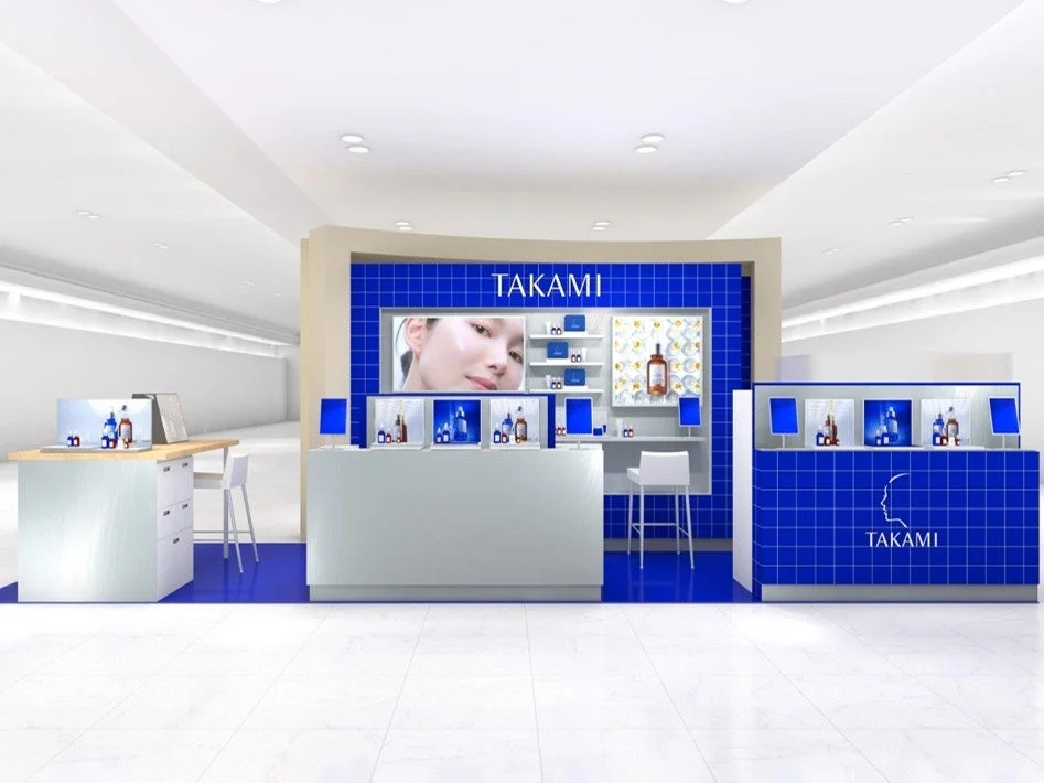 明るくモダンな内装のタカミ化粧品店舗のディスプレイ