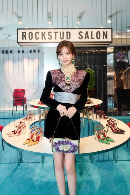 ヴァレンティノ ガラヴァーニ ‘ロックスタッズサロン’に来場したリズさん