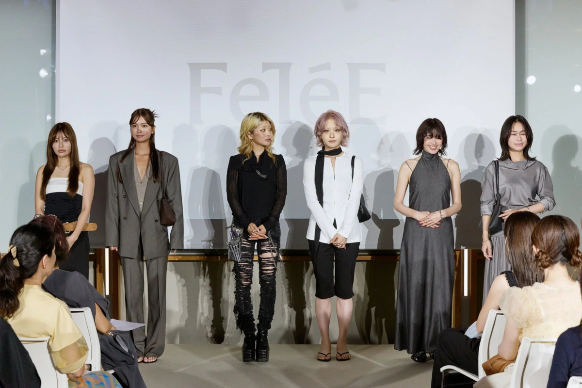 ファッションイベントのステージに立つ6人の女性モデルたち