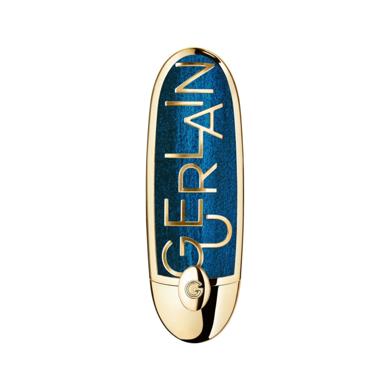 蓝色背景上以金色字体写着“GUERLAIN”的口红壳