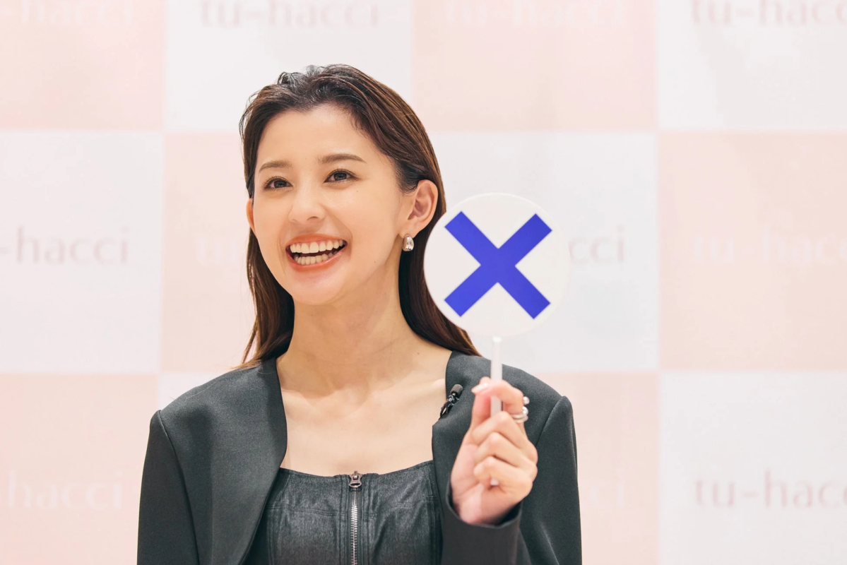 クイズに挑戦する朝比奈彩さん