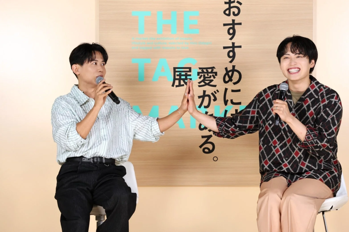 ステージ上で笑顔でハイタッチをする小田切ヒロ氏とレインボー池田氏