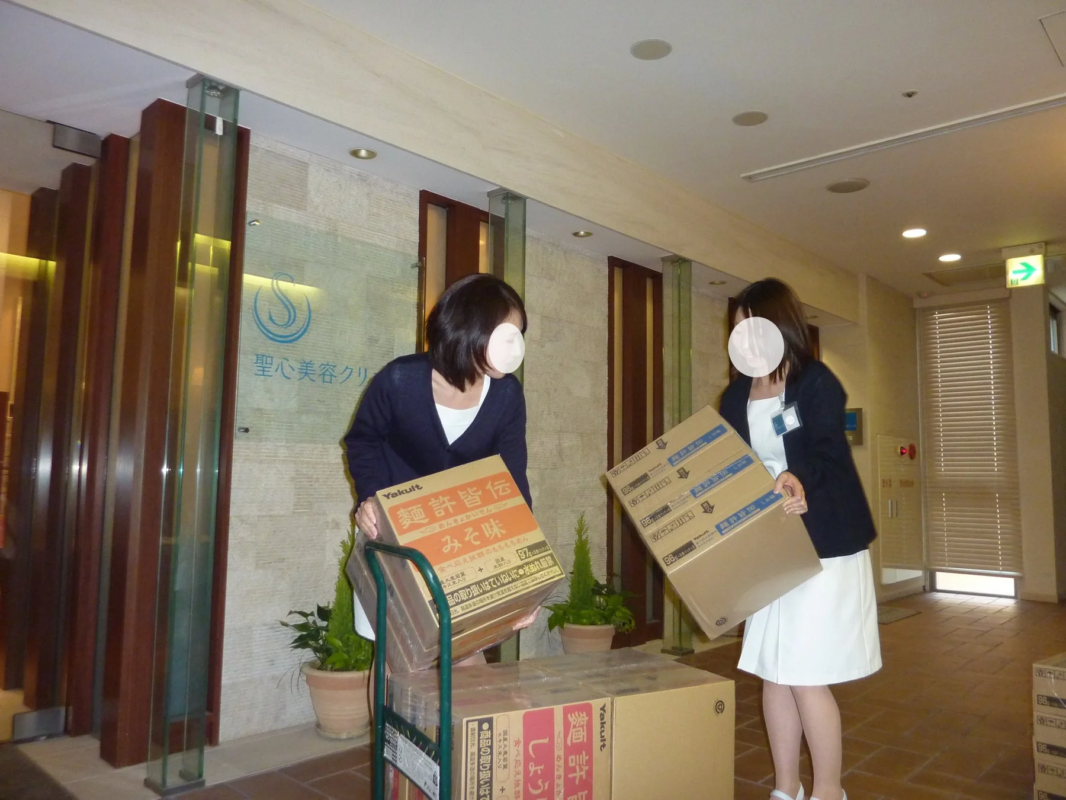 支援物資を運ぶ女性たち