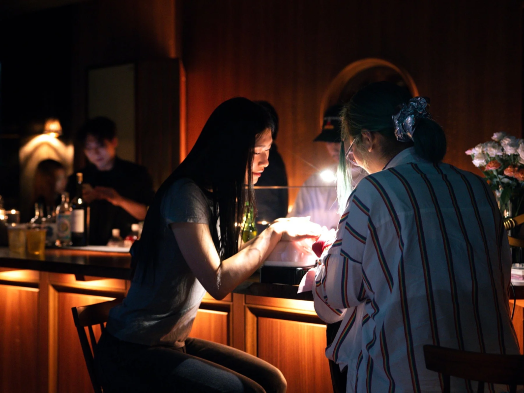 バーカウンターで会話する女性たち