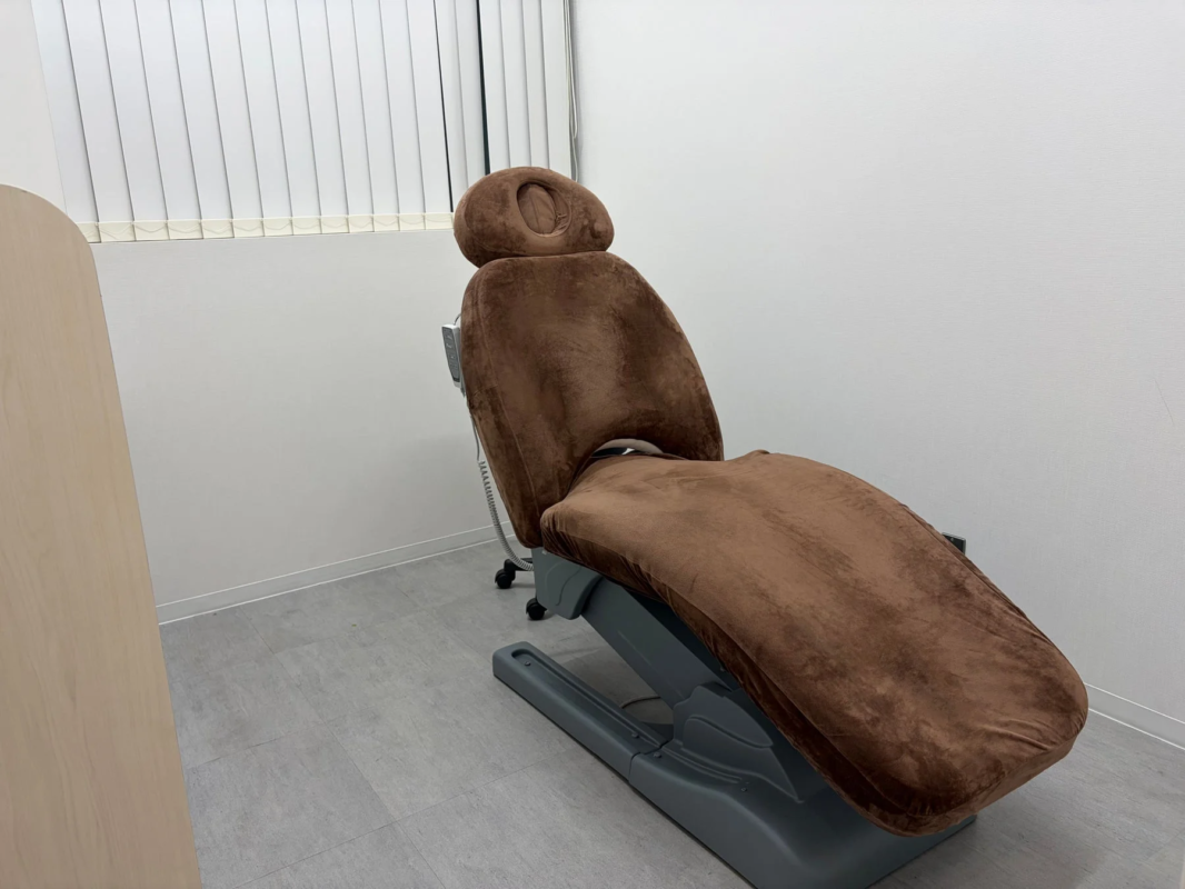 白壁の部屋に置かれたブラウンのリクライニングチェア