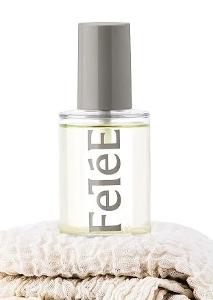 白い背景に置かれた、透明なガラスボトルに入った「FeléE」というラベルの製品画像