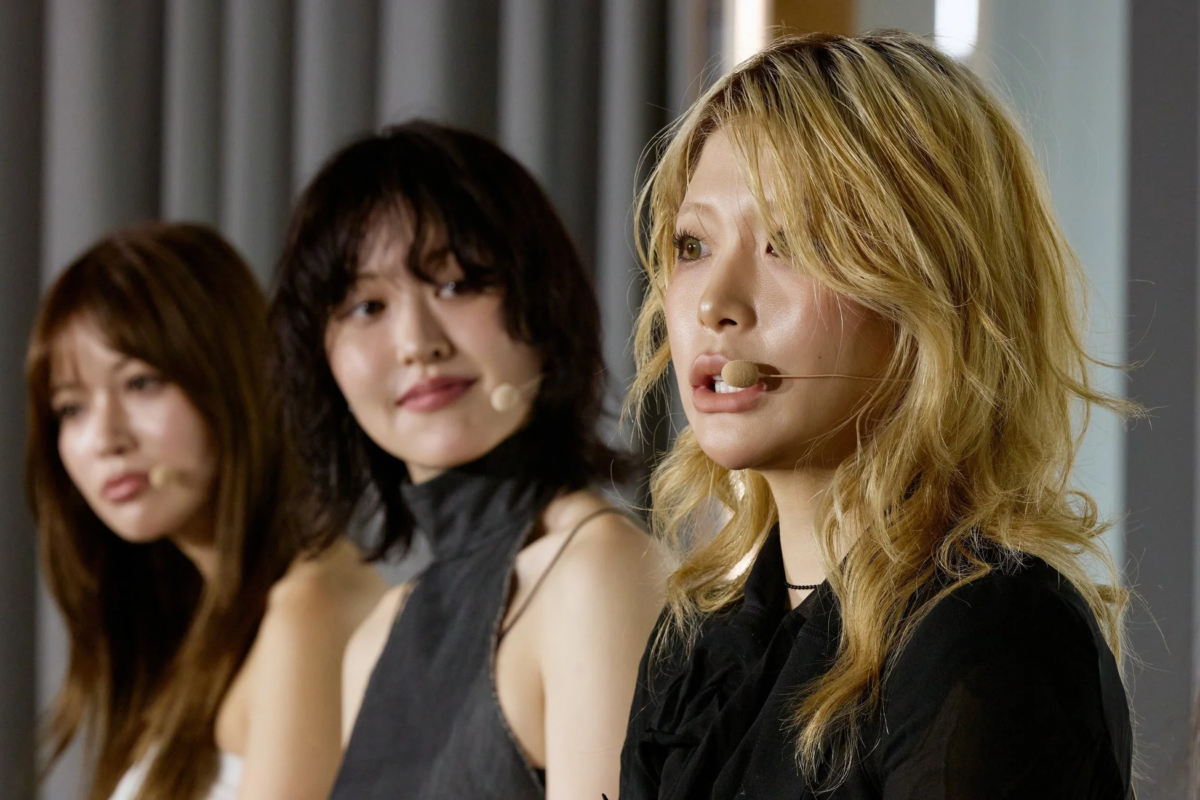 3人の女性が写る屋内イベントの様子