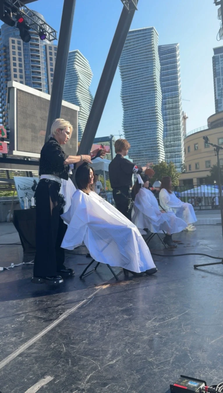 屋外ステージでのヘアカットイベント