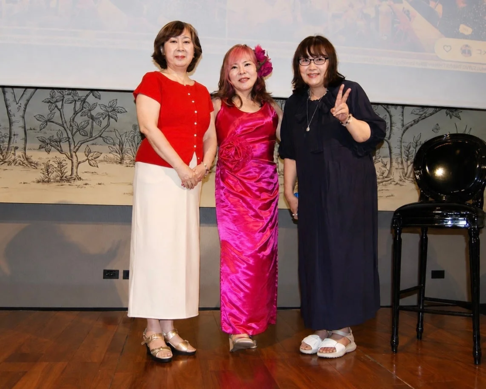 イベントステージに立つ3人の日本人女性のスリーショット。