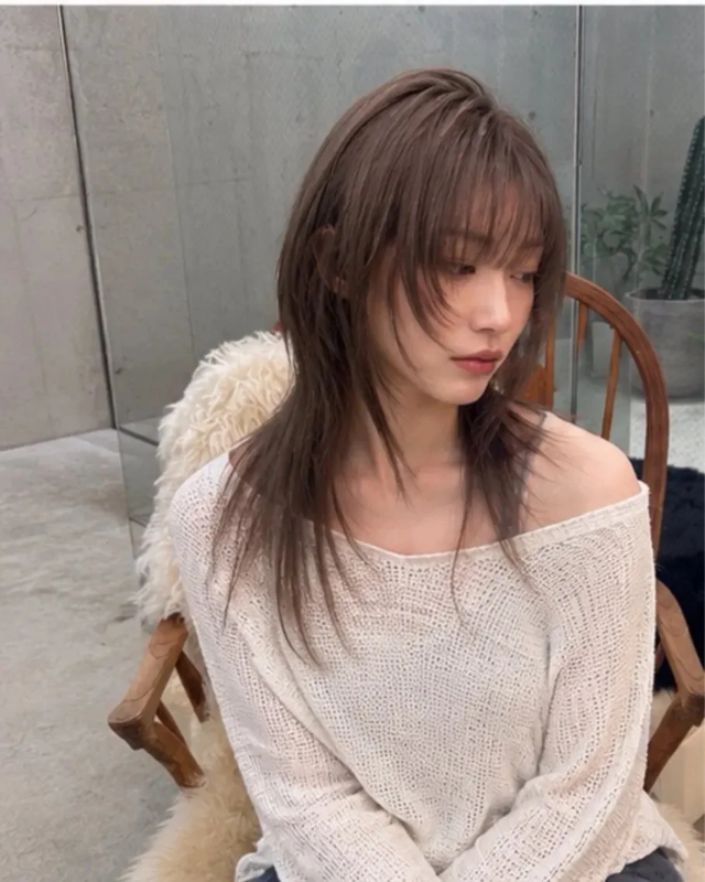 ウルフカット/レイヤーカットを施したブラウンヘアの女性
