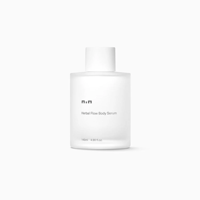 白いフロスト加工のボトルに入った「Herbal Flow Body Serum」というボディセラムの画像です。シンプルなデザインで、容量は145mlと記載されています。