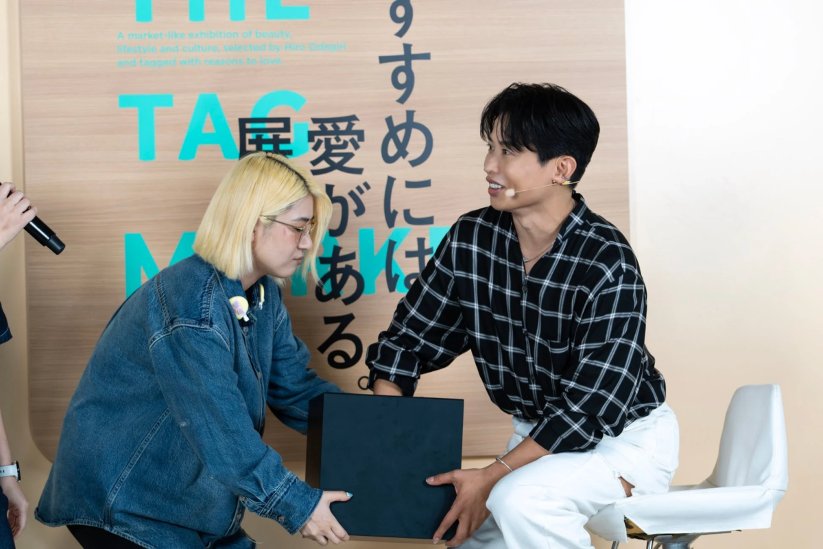 イベント会場で商品を紹介する小田切ヒロ氏とゲスト