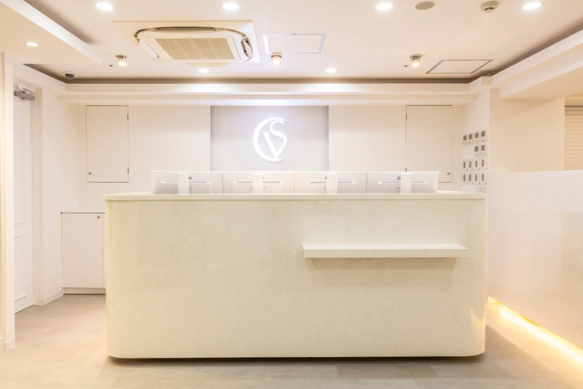 ベンスクリニック新宿院の受付カウンター