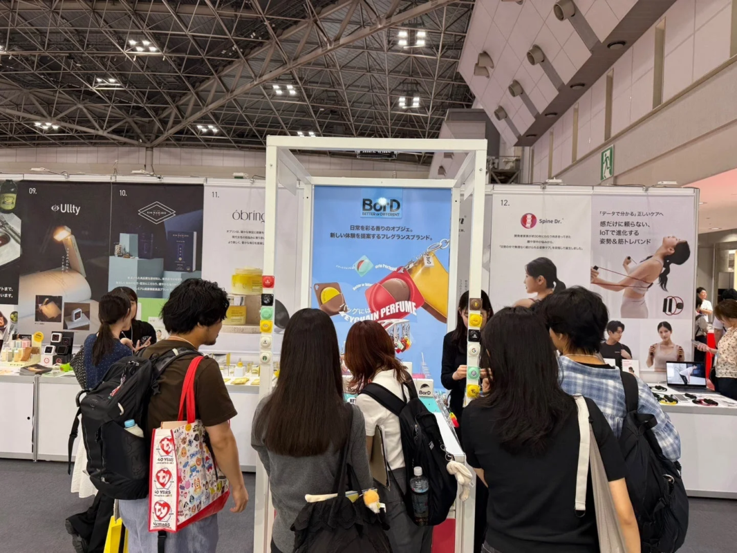 ブースでの商談風景