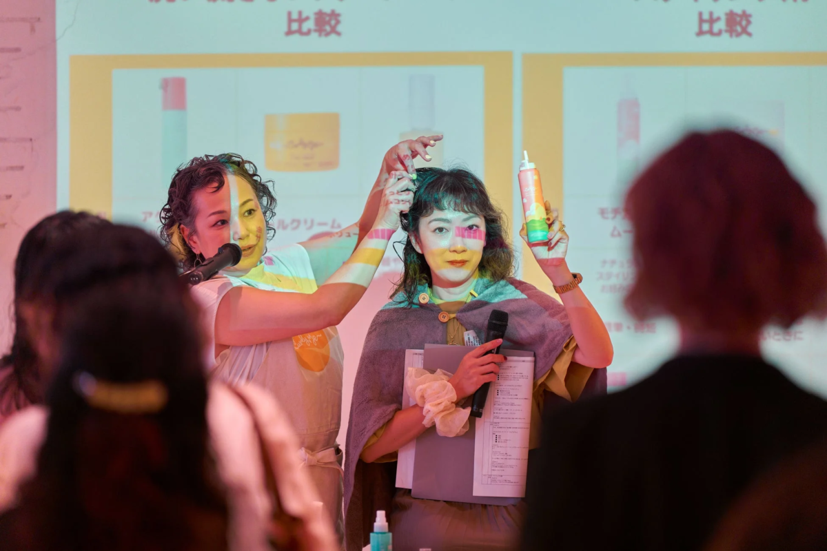 ヘアケア製品のデモンストレーションを行う美容イベントの様子